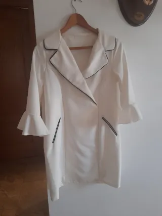 Vestido blanco con ribete negro