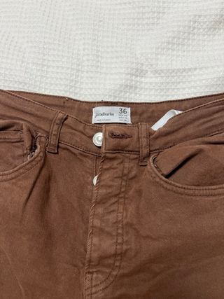 Pantalón vaquero Stradivarius marrón talla 36