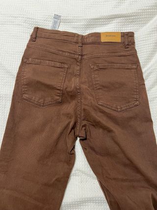 Pantalón vaquero Stradivarius marrón talla 36