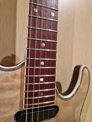 Bella y versátil Ibanez SA360NQM