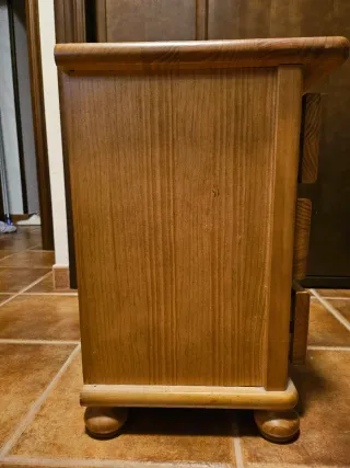 Mesita de noche de madera