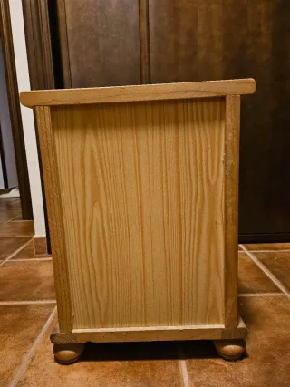 Mesita de noche de madera