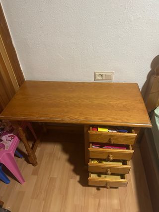Escritorio de madera con cajones