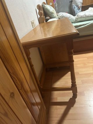 Escritorio de madera con cajones