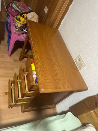 Escritorio de madera con cajones