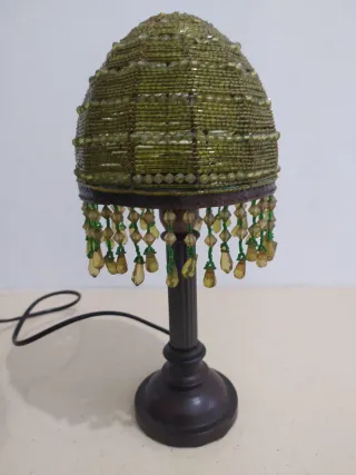 Lámpara de mesilla con abalorios