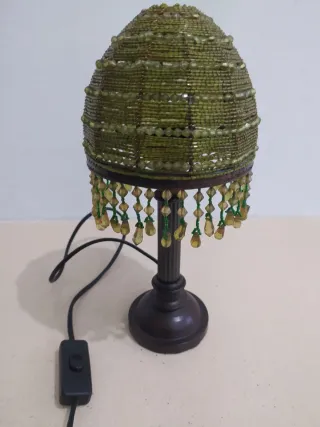 Lámpara de mesilla con abalorios