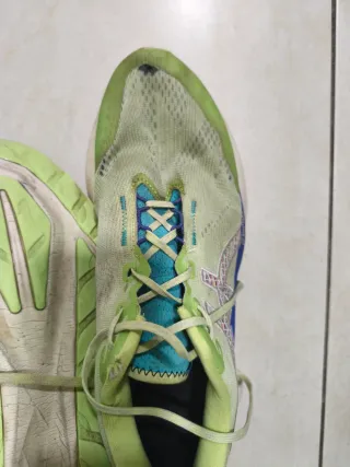 Zapatillas de correr verdes y azules novablast 5 t