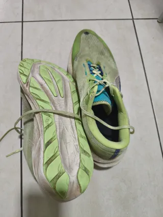 Zapatillas de correr verdes y azules novablast 5 t