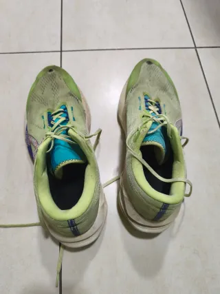 Zapatillas de correr verdes y azules novablast 5 t