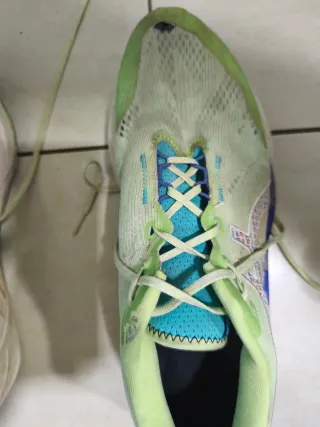 Zapatillas de correr verdes y azules novablast 5 t