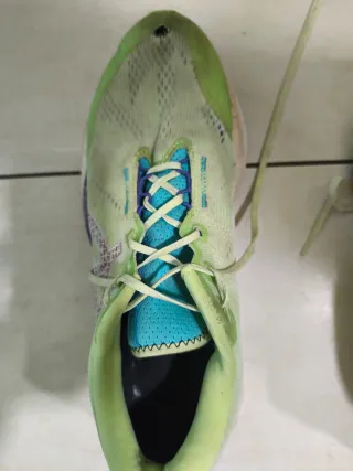 Zapatillas de correr verdes y azules novablast 5 t