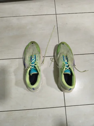 Zapatillas de correr verdes y azules novablast 5 t