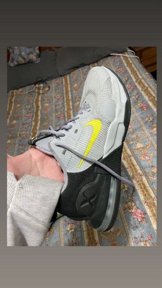 Tenis Nike Gris y Amarillo