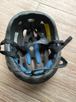 Casco de bicicleta azul