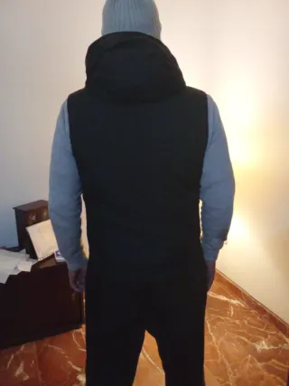 Chaleco acolchado reversible negro.