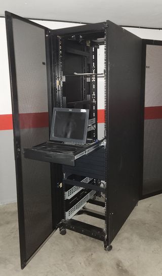 Rack Servidor IBM con Pantalla y Teclado