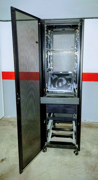 Rack Servidor IBM con Pantalla y Teclado