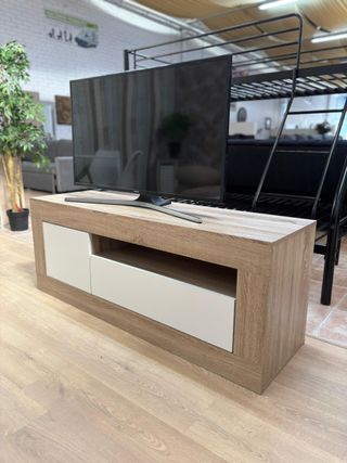 Mueble TV madera y blanco con puertas
