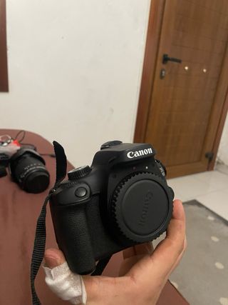 Kit Canon EOS 4000D:Cámara + Accesorios en su caj