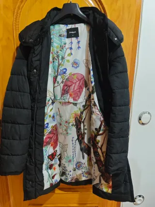 Abrigo chubasquero negro