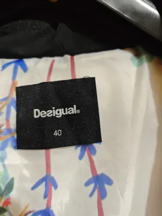 Abrigo chubasquero negro