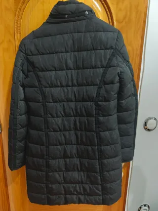 Abrigo chubasquero negro