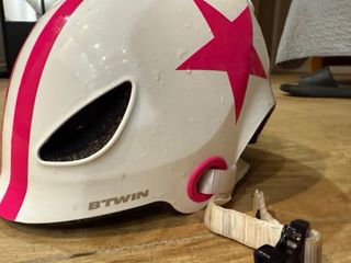 Casco infantil blanco y rosa