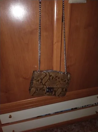 Bolso de piel serpiente con cadena
