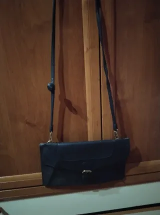 Bolso de piel serpiente con cadena