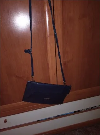 Bolso de piel serpiente con cadena