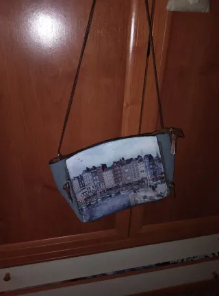 Bolso de piel serpiente con cadena