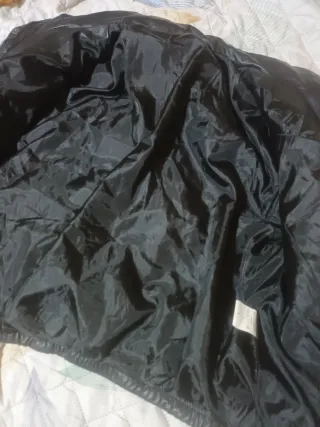 Cazadora acolchada efecto piel negra