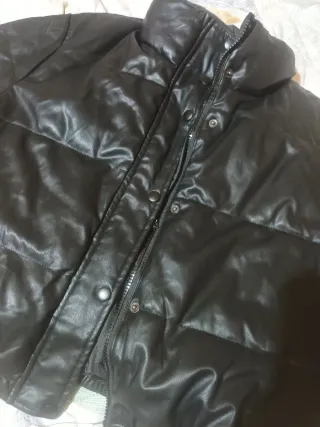 Cazadora acolchada efecto piel negra