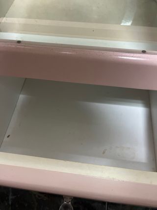 Mueble rosa 2 cajones y vitrina