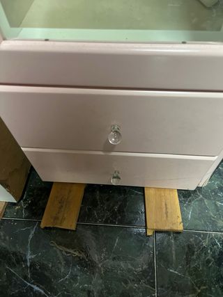 Mueble rosa 2 cajones y vitrina