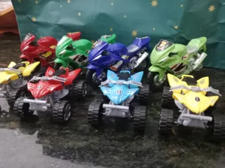 Lote de 4 Quads y 4 Motos de Juguete