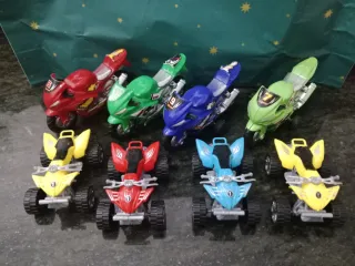 Lote de 4 Quads y 4 Motos de Juguete
