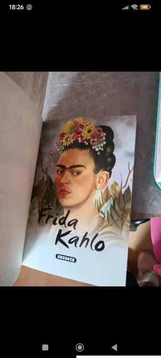 Libro El Arte de Frida Kahlo y caja con cartas