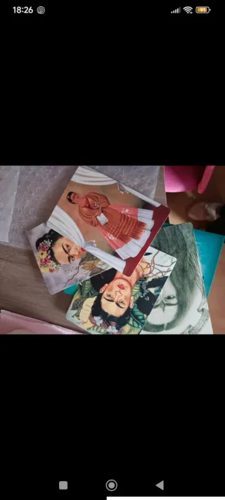 Libro El Arte de Frida Kahlo y caja con cartas