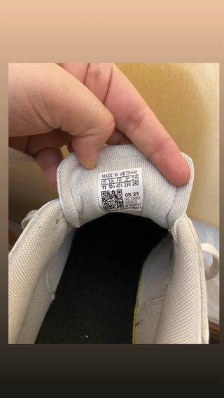 Tenis Adidas Blancos con Rayas Negras