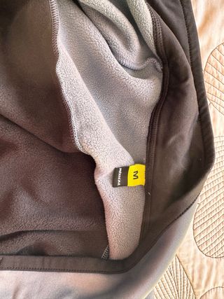 Chaqueta deportiva gris y naranja