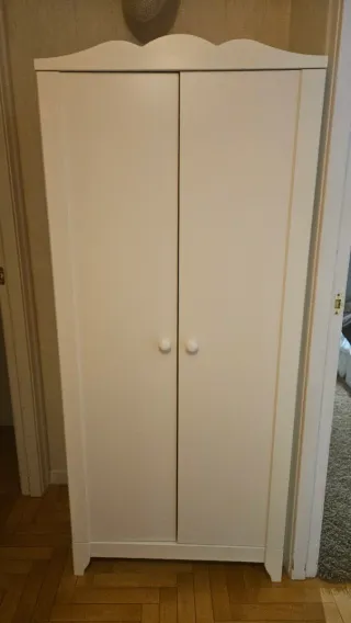 Armario blanco de madera