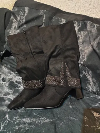 Botas de tacón grueso negras con pedrería