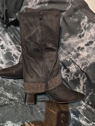 Botas de tacón grueso negras con pedrería