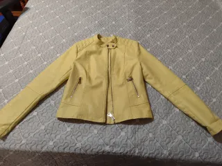 Chaqueta amarilla estilo motero