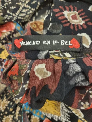 Camisa volantes cuello alto multicolor