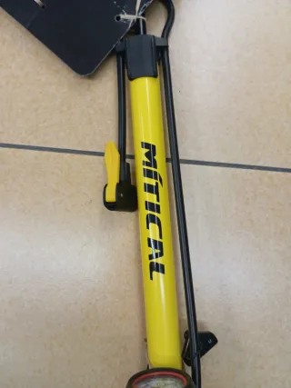 Hinchador de pie MITTICAL amarillo