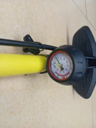 Hinchador de pie MITTICAL amarillo