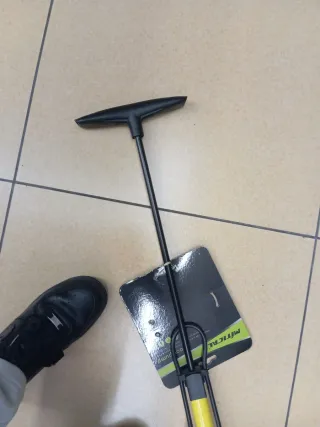 Hinchador de pie MITTICAL amarillo